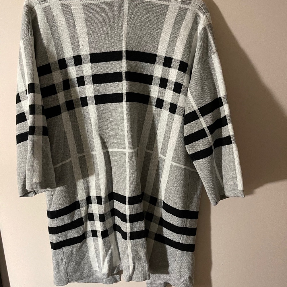 Cute cardigan size small but fits medium